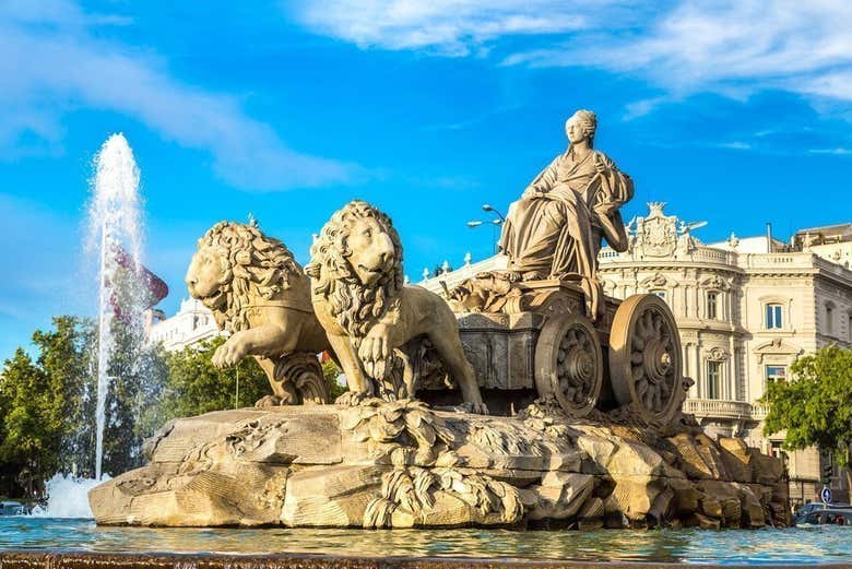 Contemplando la famosa fuente de Cibeles