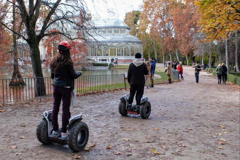 Pilotando los segways junto al Palacio de Cristal