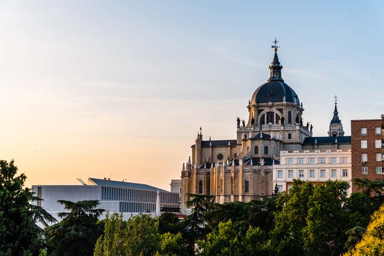 La Galería se encuentra junto a la Catedral de la Almudena