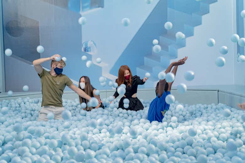 Un grupo de amigos disfrutando en la piscina de bolas