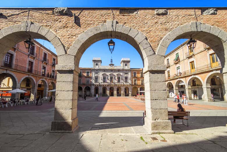 Admirando la Plaza Mayor de Ávila