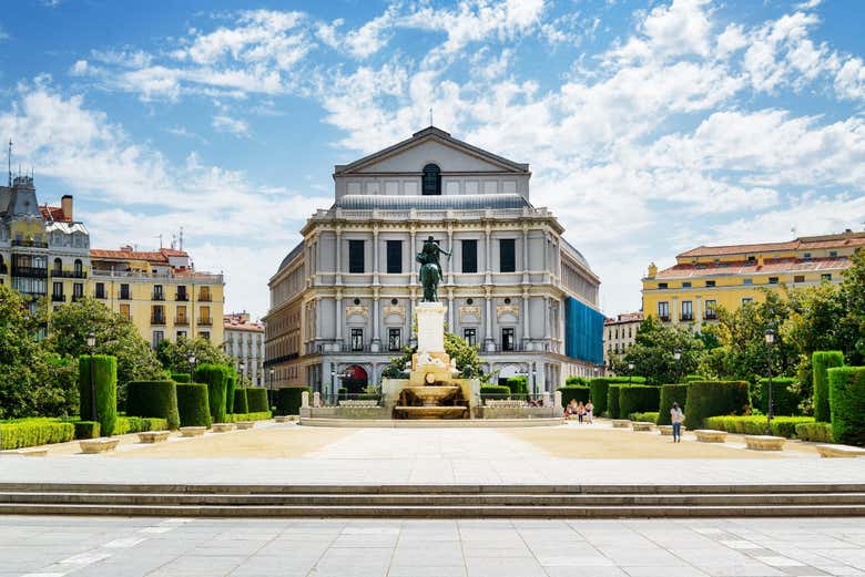 Contemplando la fachada del Teatro Real de Madrid