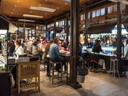 Comiendo en los puestos del mercado