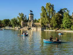 Barcas del estanque en el Parque del Retiro de Madrid