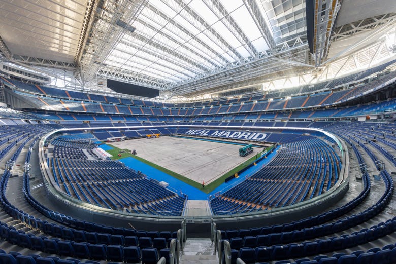 Estadio Santiago Bernabéu con el césped retirado